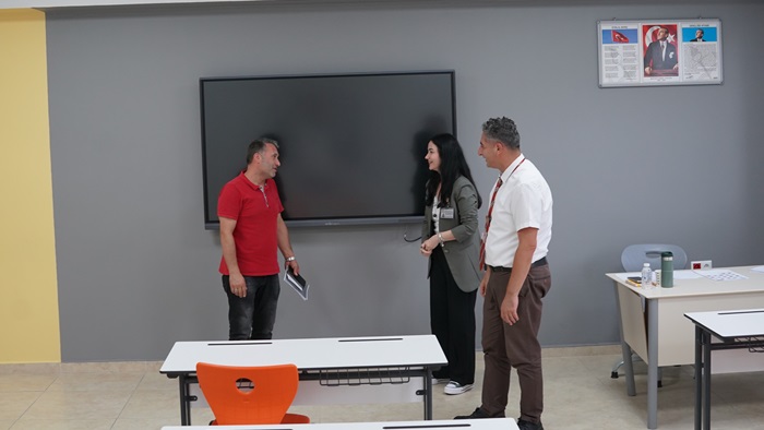 Okulumuzda, 8 ve 12. sınıf öğrencilerimizin velileriyle birebir akademik durum değerlendirmesi yapılmıştır.